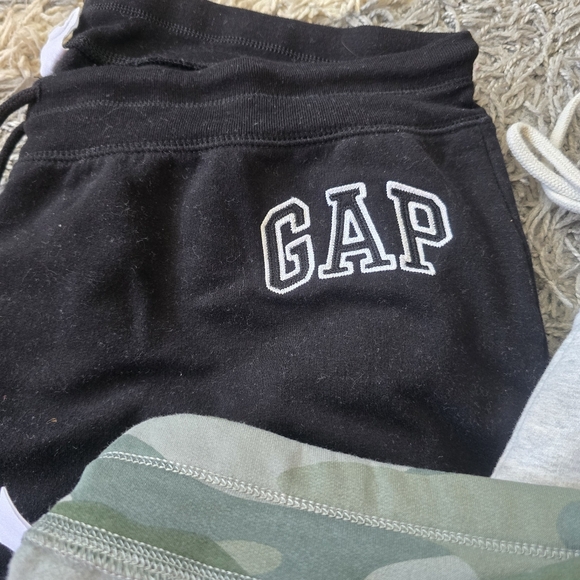 GAP Sweatpants for Effortless Comfort - Picture 5 of 6